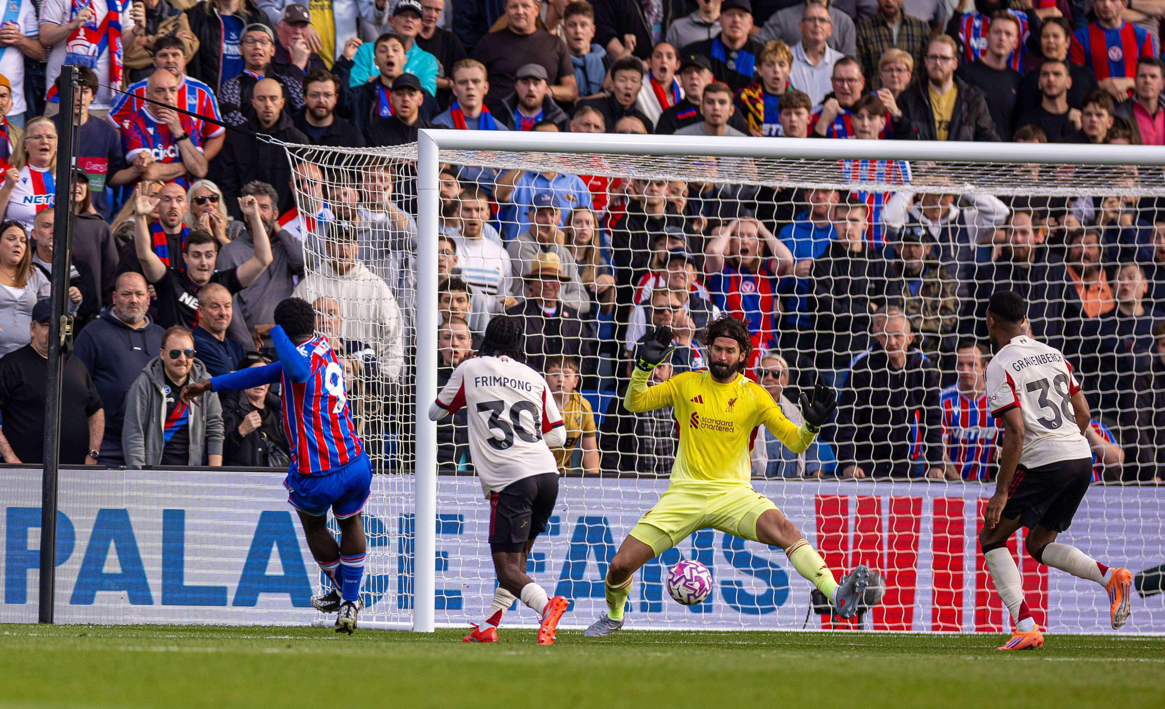 关于利物浦轻取塞维利亚，皮克统治全场的信息