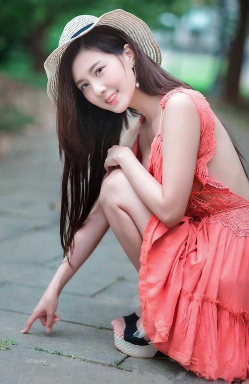 非常有张力,充满了故事的潜力。让我们先为这场唯一性的比赛构思一个独特的标题